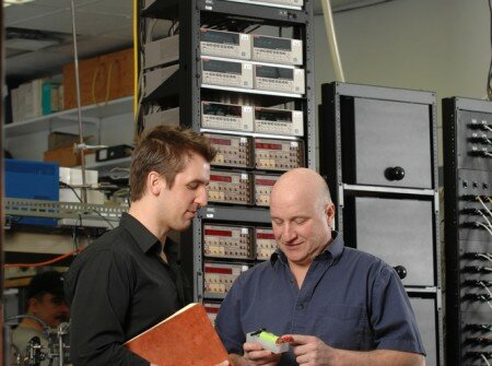 Jeff Dahn (right) in his lab.