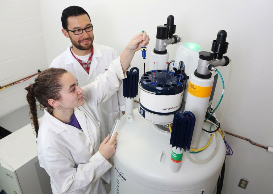 Dr. Jason Masuda works with researcher Angela Todd, a BSc student at Saint Mary’s University (photo courtesy of SMU)